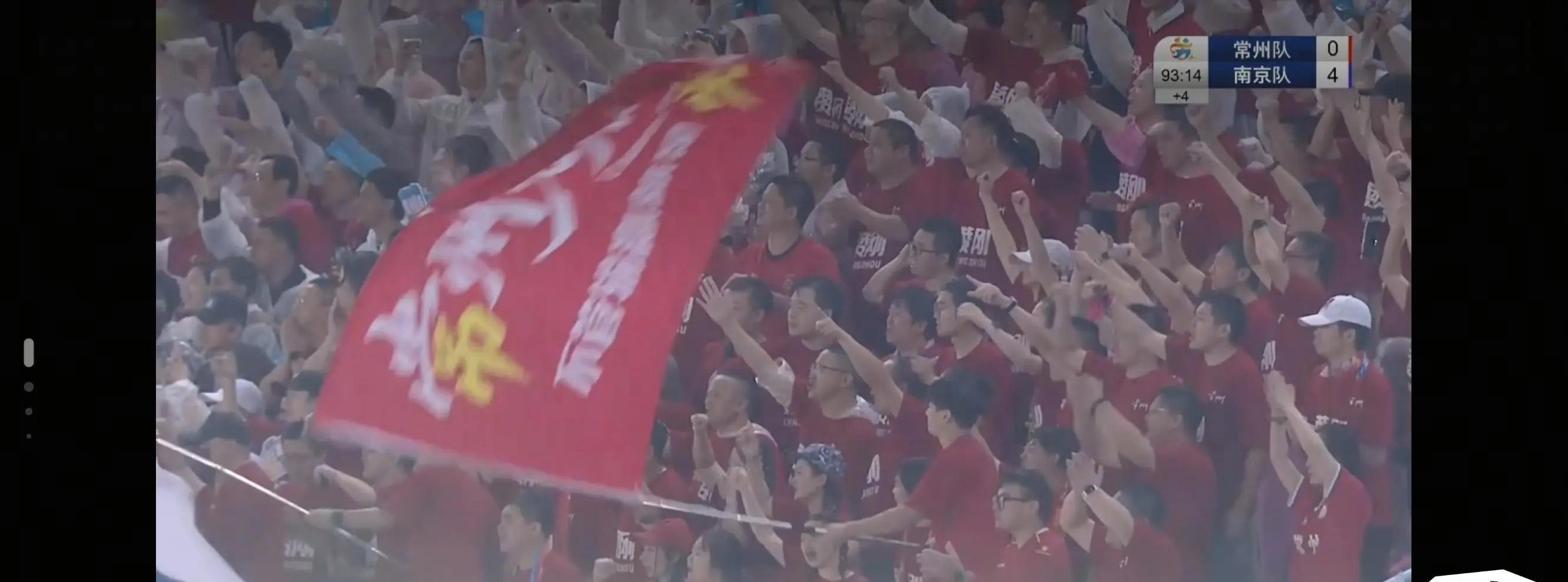 场面火爆！足球观众席沸腾不已的简单介绍