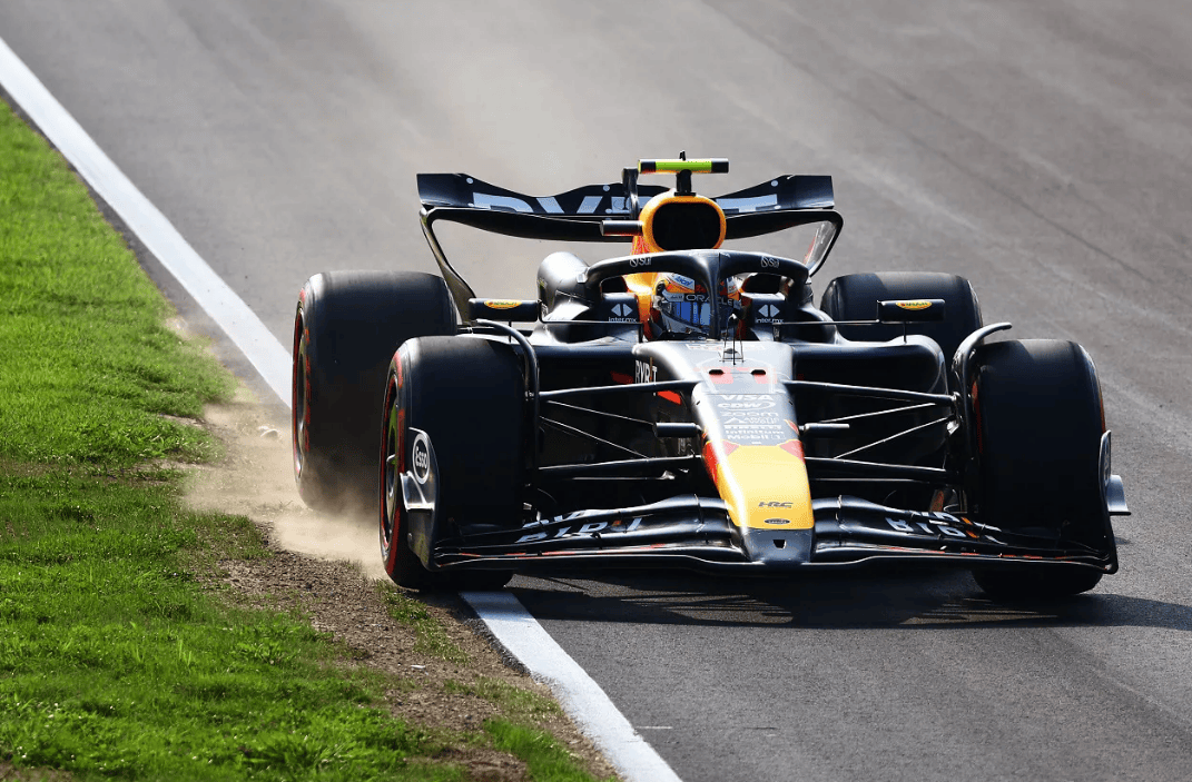 梅赛德斯完胜迈凯伦，佩雷兹点燃赛场