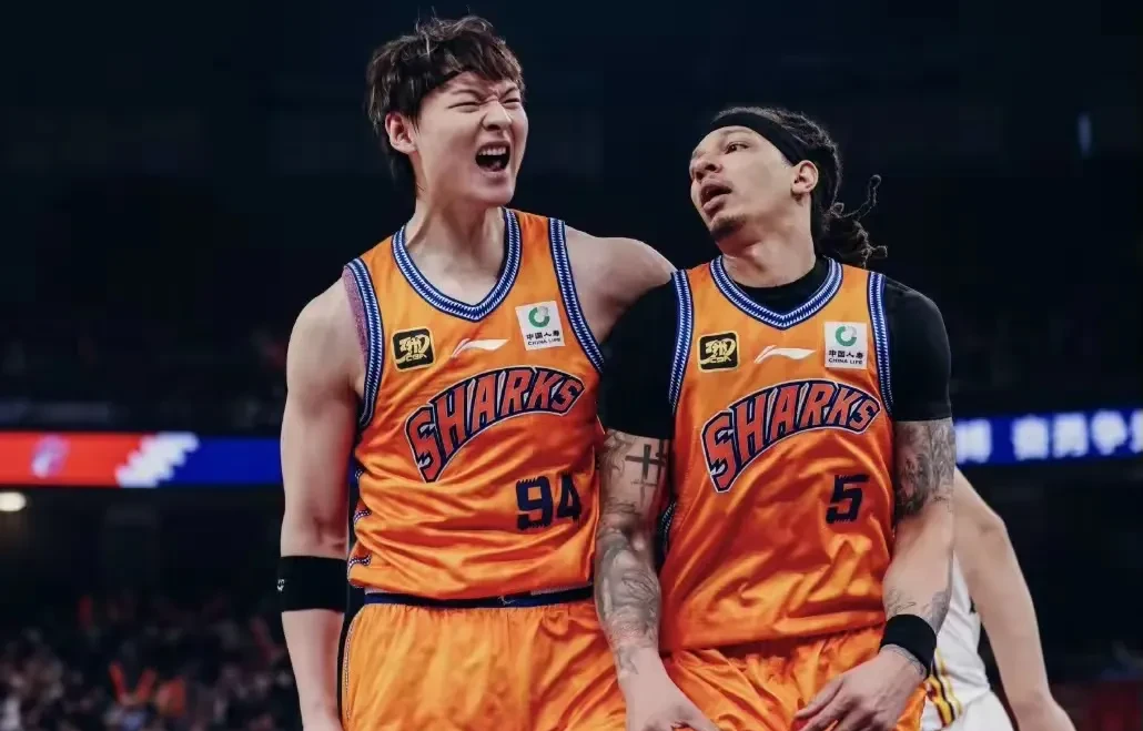 江苏队逆转广东队，保罗高光表现