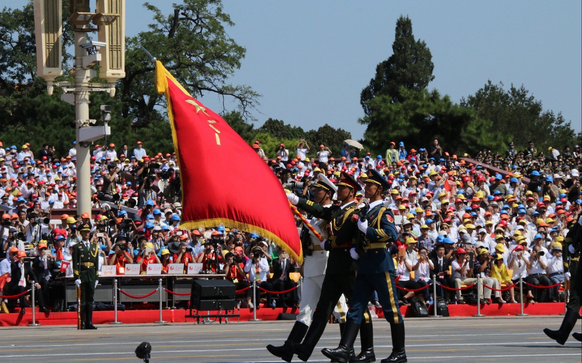 篮球世界的双重震撼，步行者制霸快船，英格拉姆欧冠决赛接管比赛